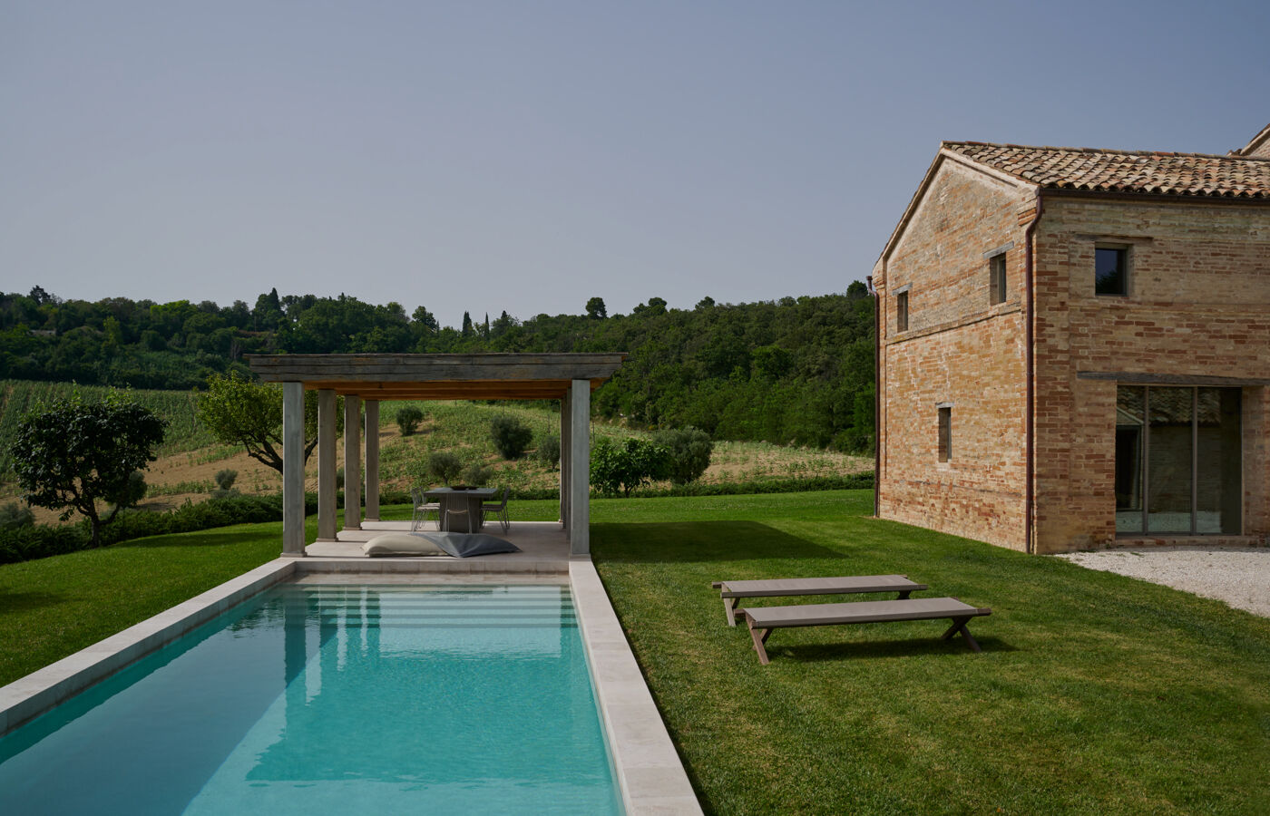 outdoor living space with swimming pool of Centofinestre house with Arclinea kitchen