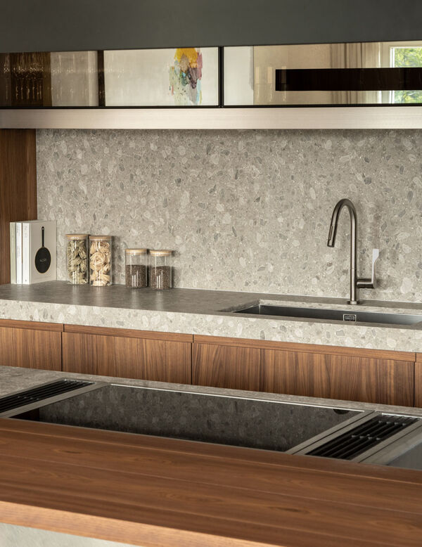Arclinea kitchen Convivium backsplash in terrazzo stone with integrated sink and shelving