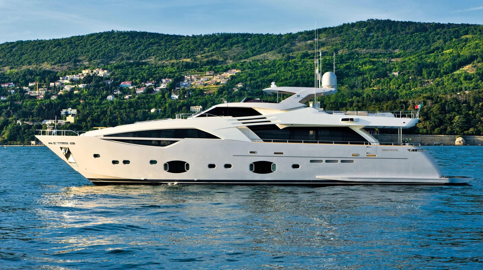 Ferretti Custom Line 100'