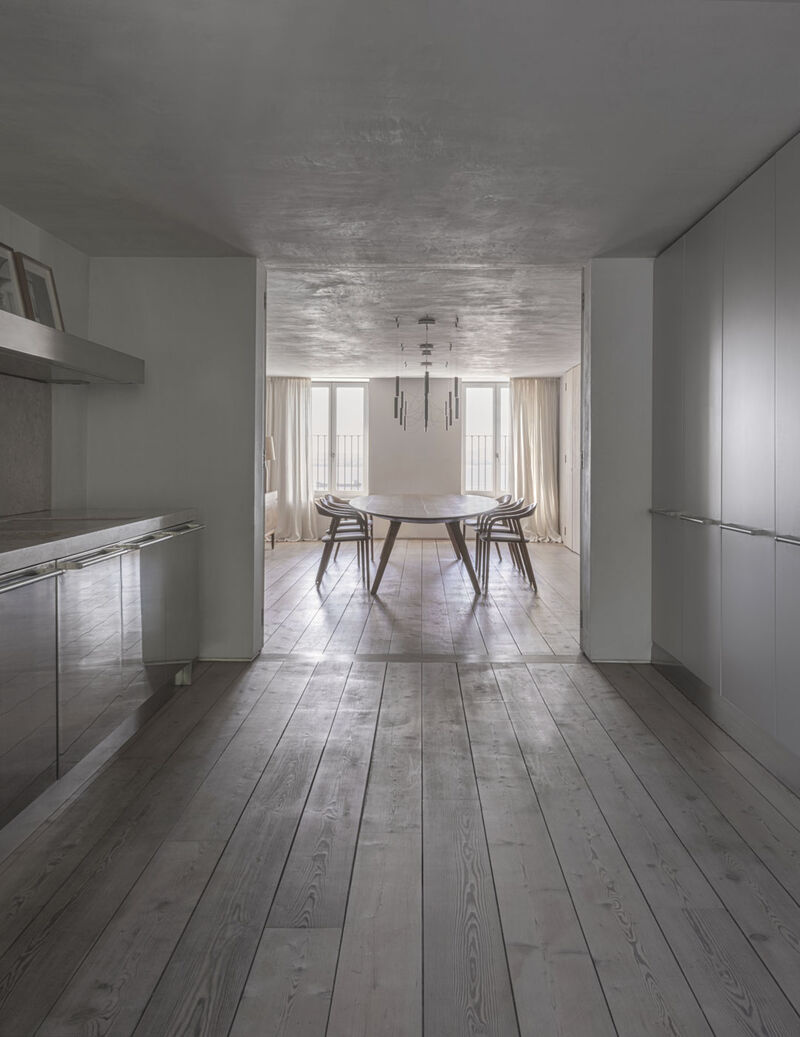 Arclinea Artusi kitchen opening onto dining area with oak flooring and soft light