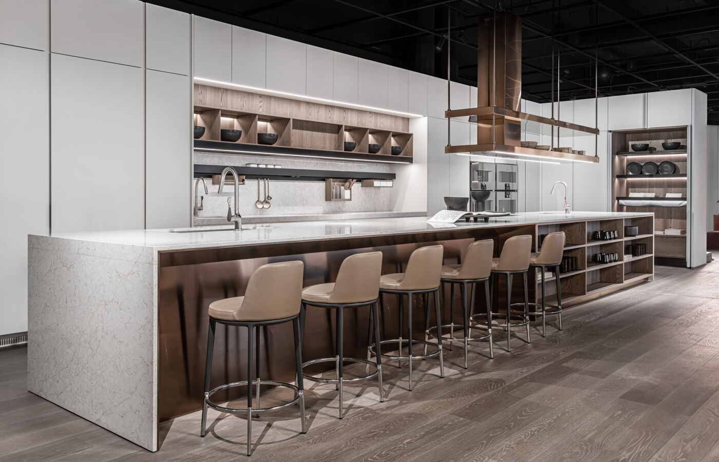 the Lignum et Lapis island with Grigio Versilys marble worktop inspires thoughts of hosting intimate evenings among friends. 