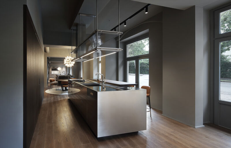 italia - stainless steel - era snack table - torino showroom kitchen Arclinea 14