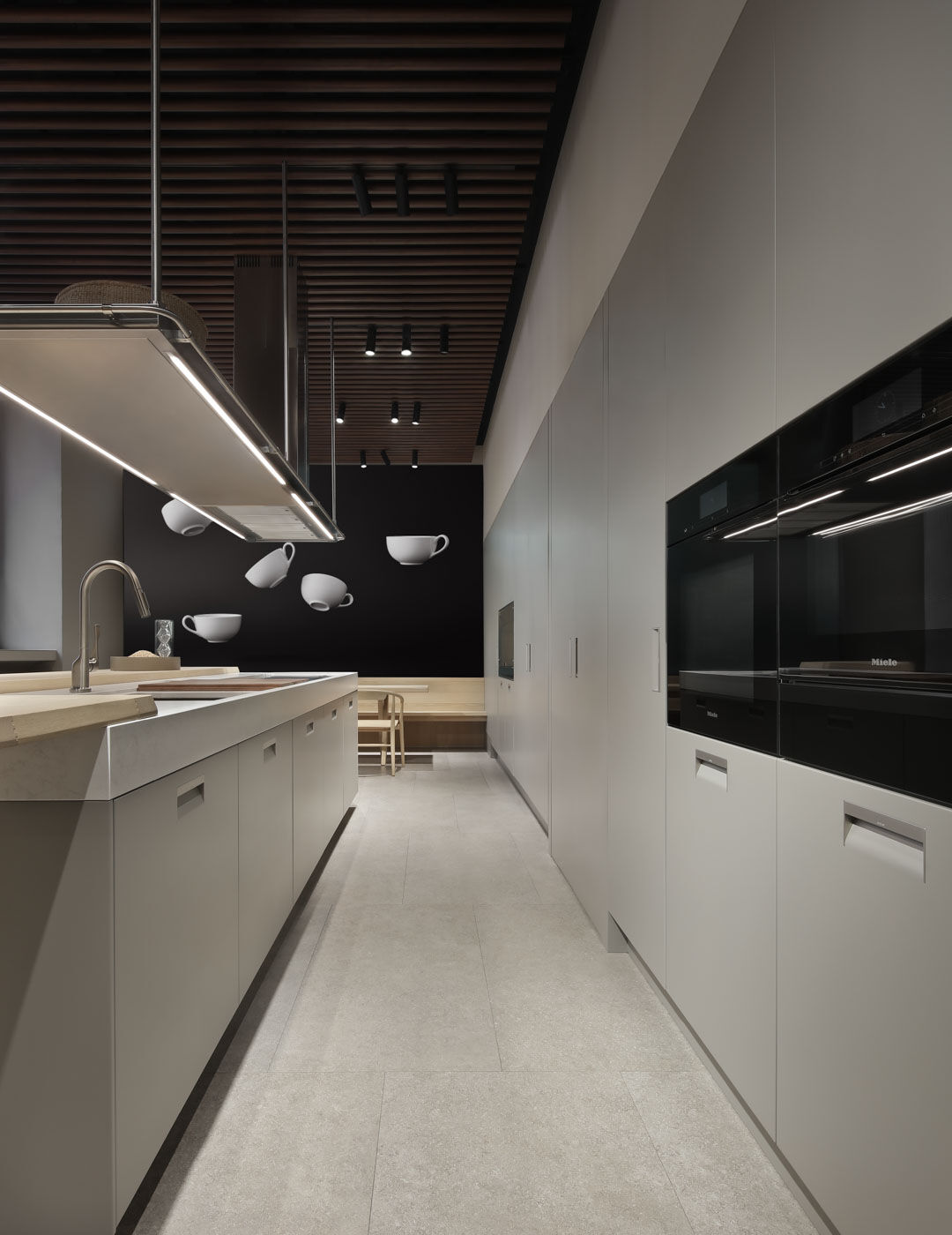 Italia elegant kitchen with angular snack top