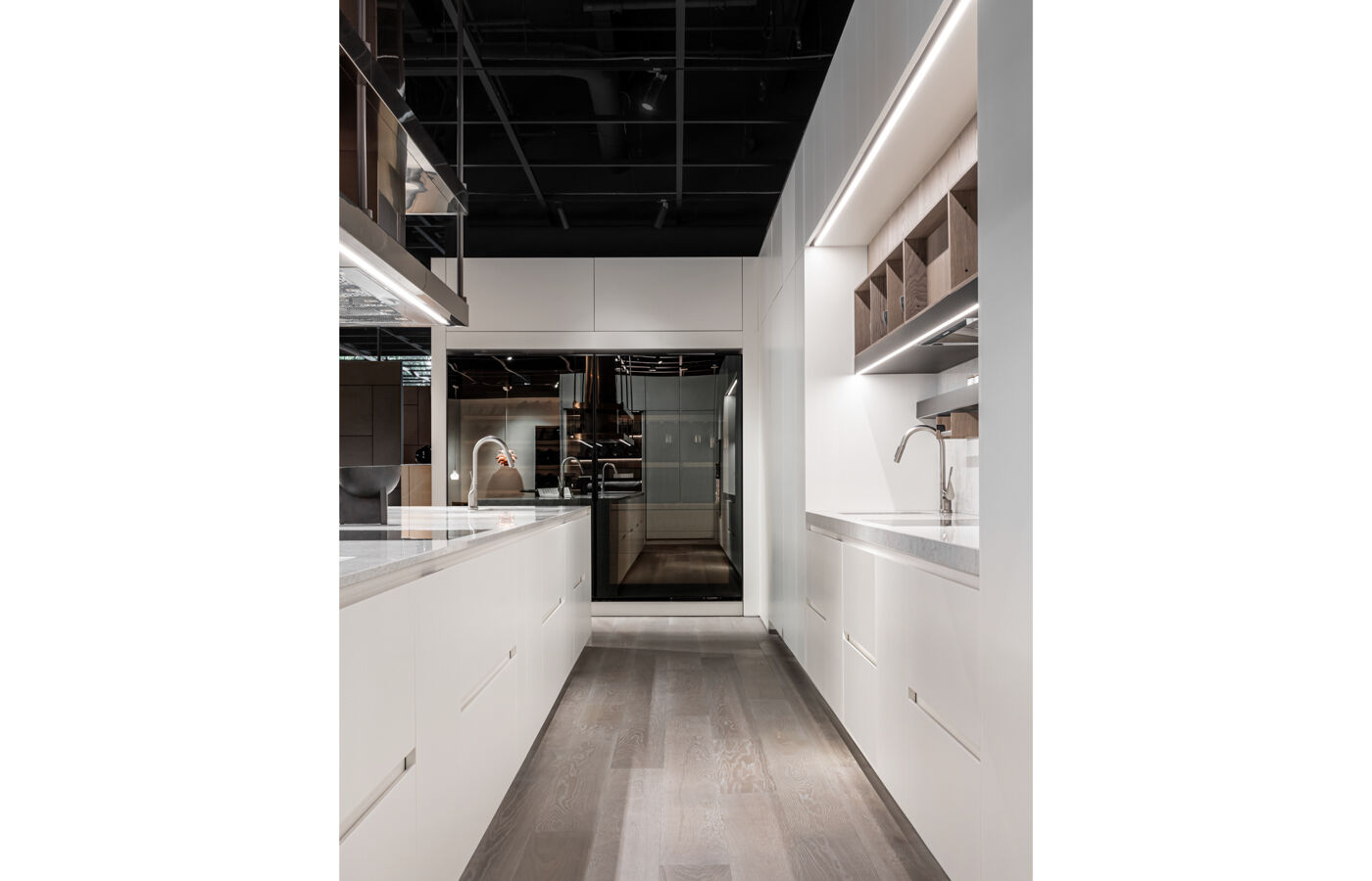 the Lignum et Lapis island with Grigio Versilys marble worktop inspires thoughts of hosting intimate evenings among friends. 