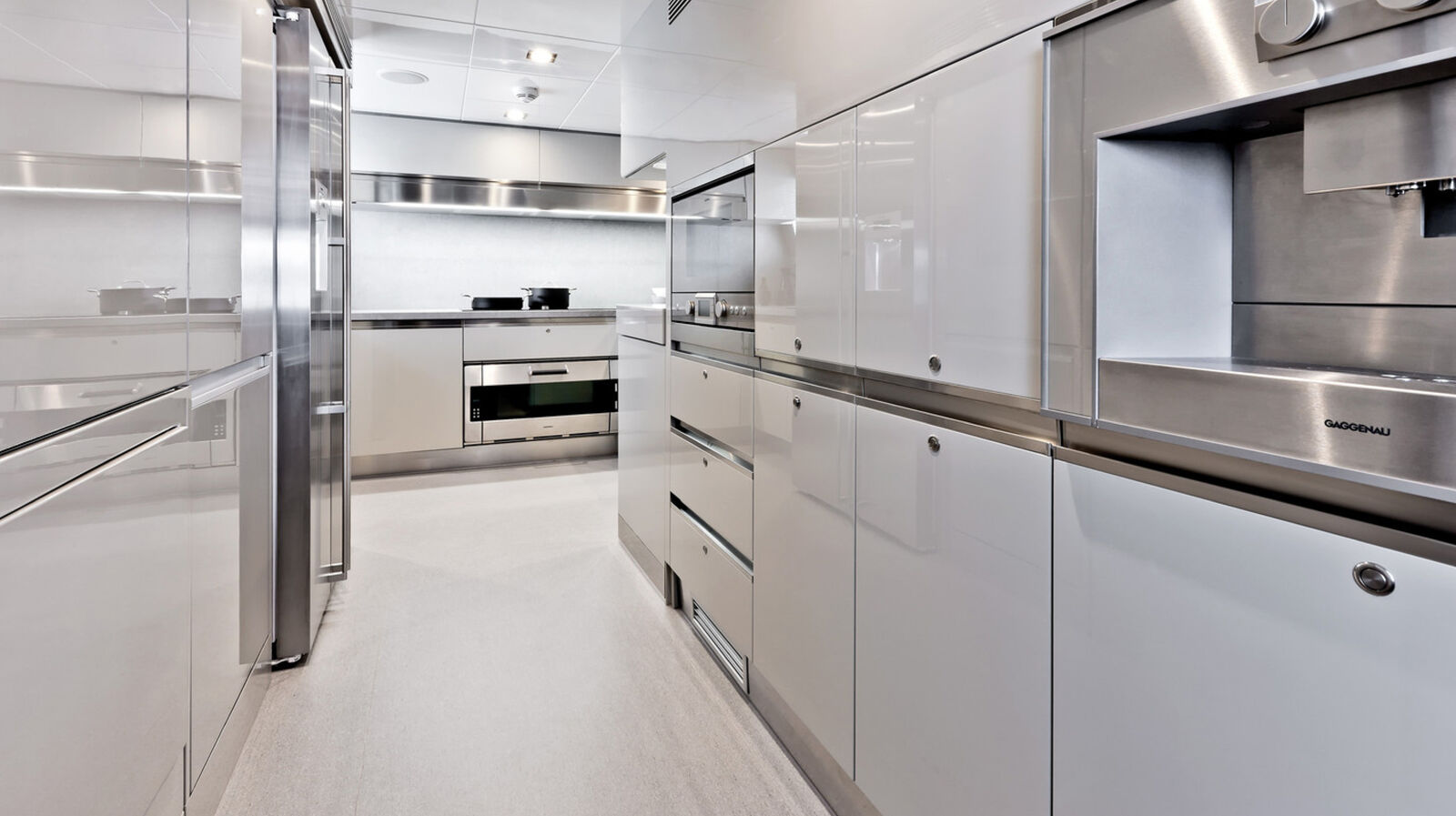 Ferretti Custom Line 100'