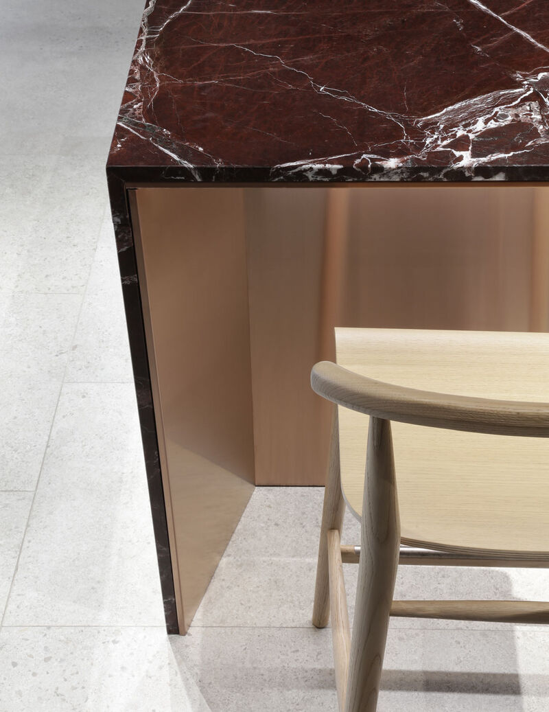 red marble kitchen corner detail of Arclinea worktop