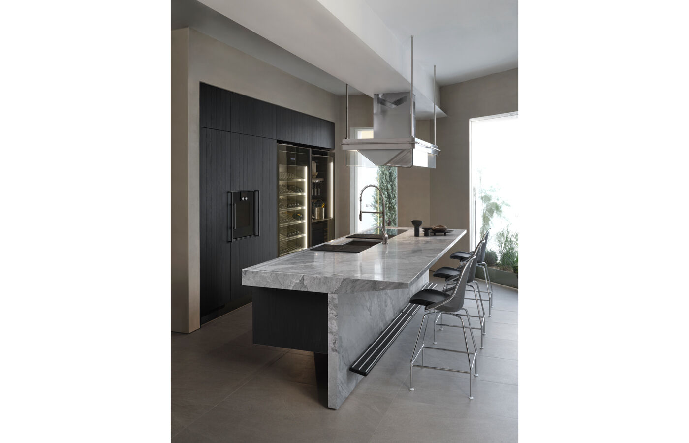 the Lignum et Lapis island with Grigio Versilys marble worktop inspires thoughts of hosting intimate evenings among friends. 