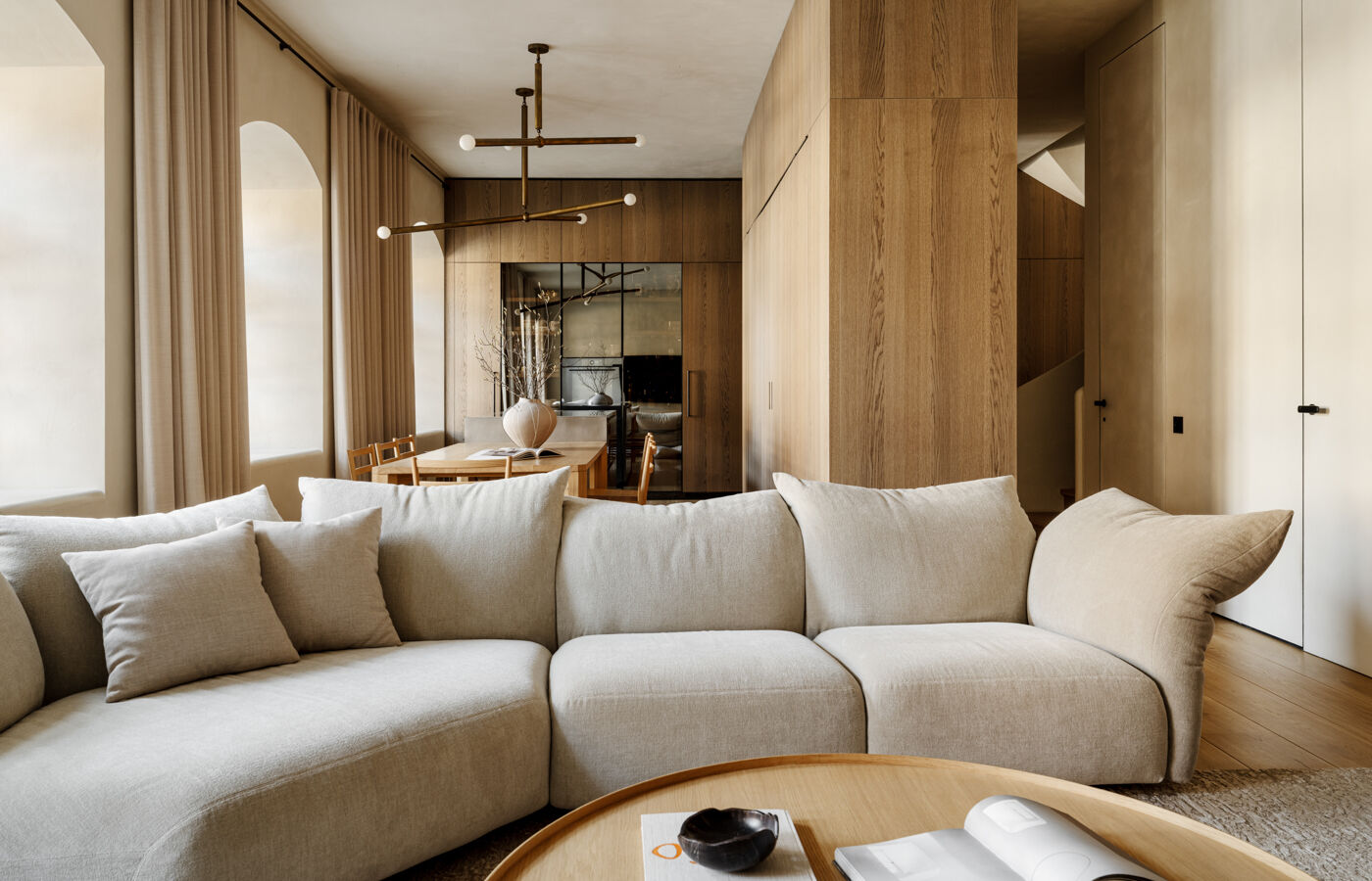 Bright living room facing the Arclinea kitchen in a refined residential project