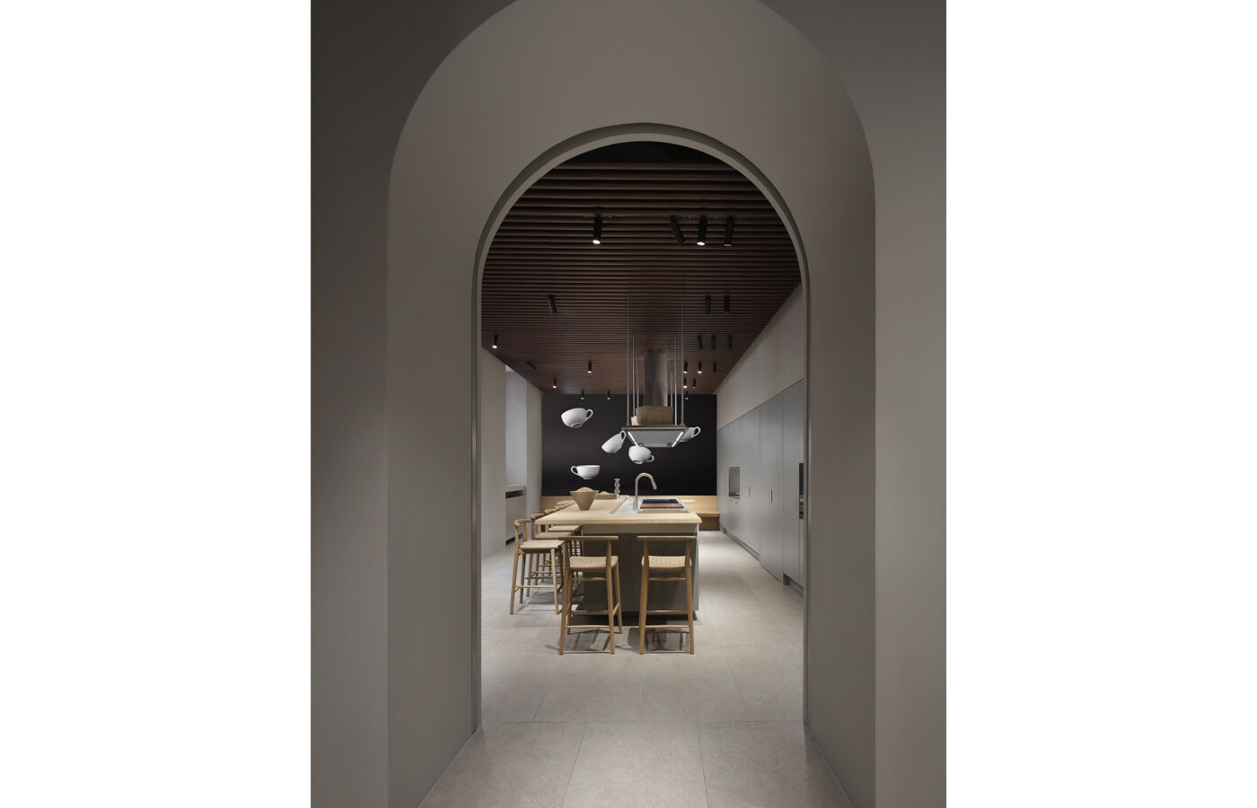 Italia elegant kitchen with angular snack top bar framed by an arch