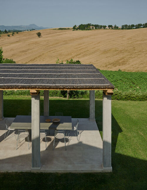 outdoor dining space in the Italian countryside house with Arclinea kitchen