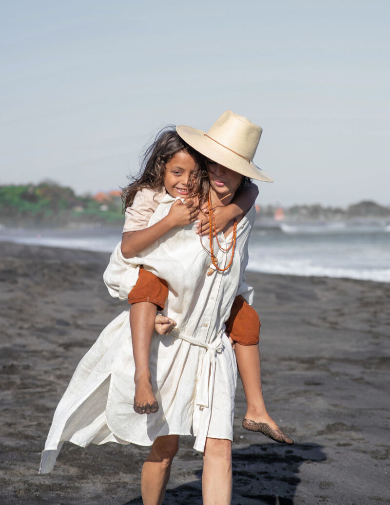 Federica (owner of Arclinea kitchen) and her daughter playing in front of the sea