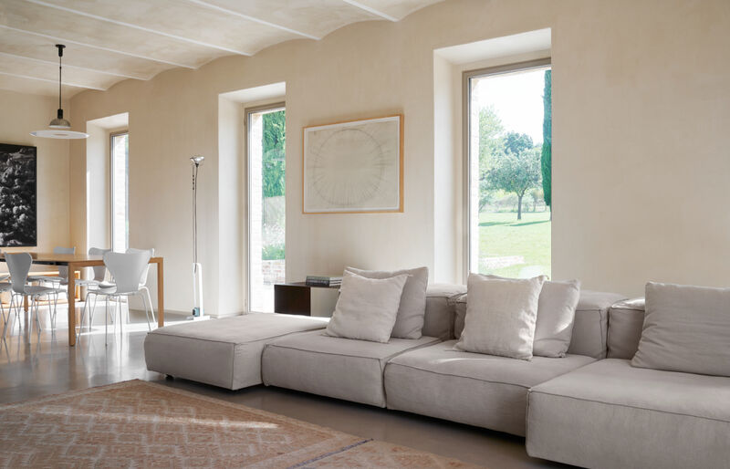Kitchen and living space at Centofinestre house