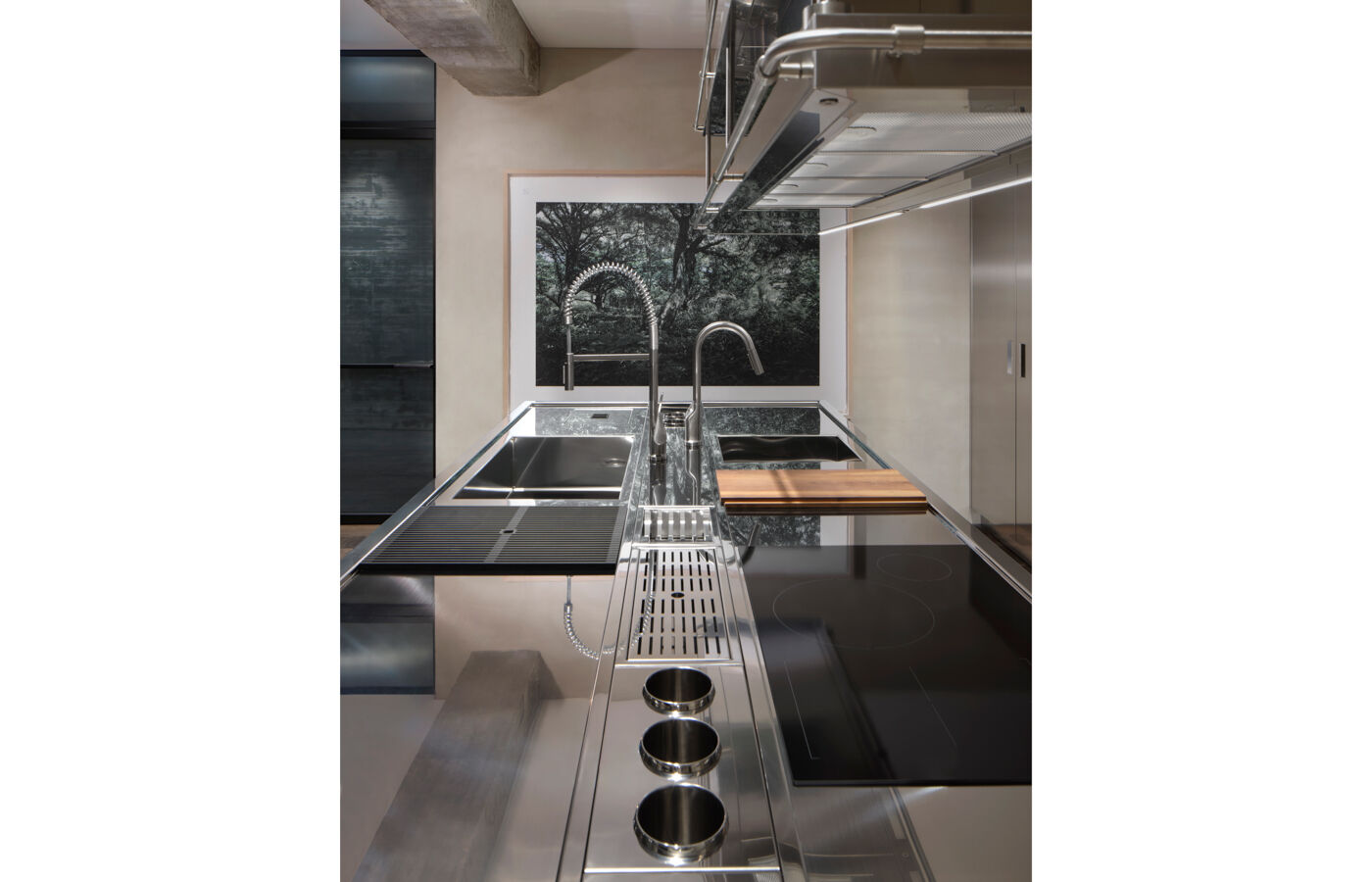 The exclusive lounge which offers a unique setting for welcoming visitors and hosting guests at unique receptions, is outfitted with Italia in stainless steel.