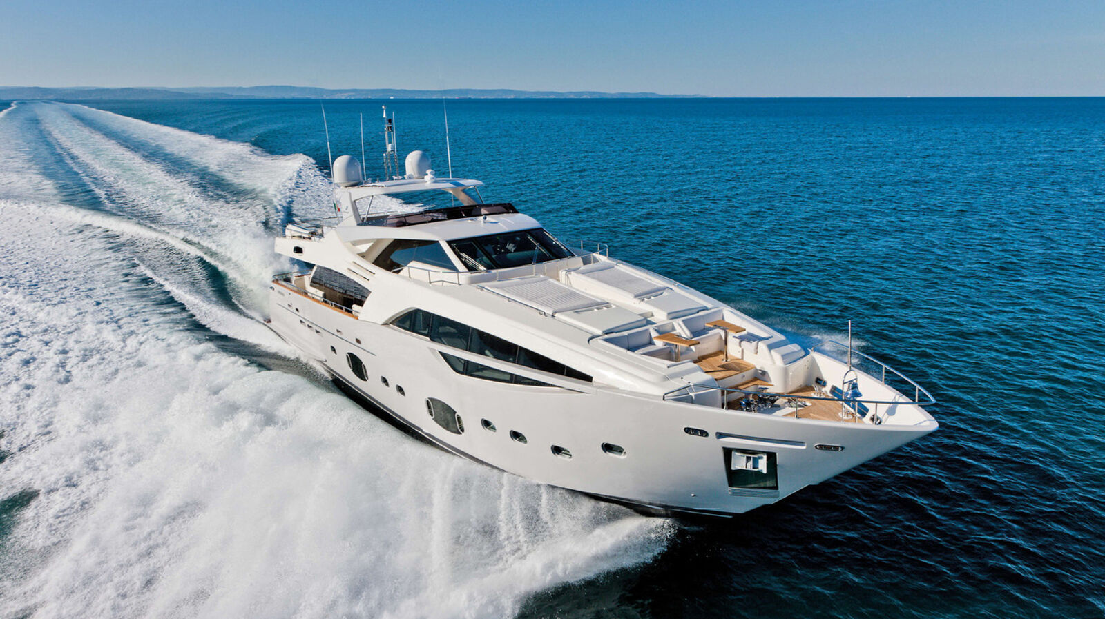 Ferretti Custom Line 100'