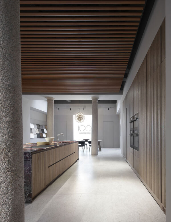 Arclinea Thea luxury kitchen with oak doors