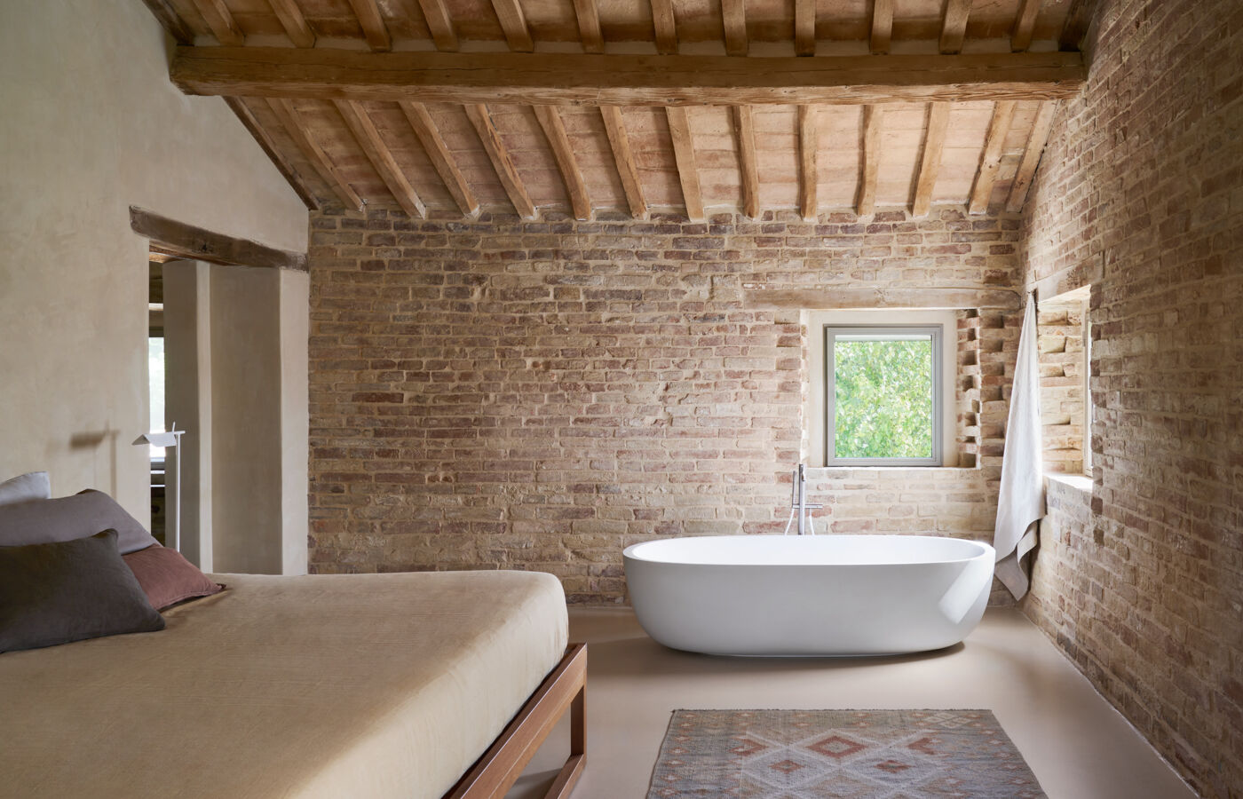 Bath in the living room of the italian house with Arclinea kitchen